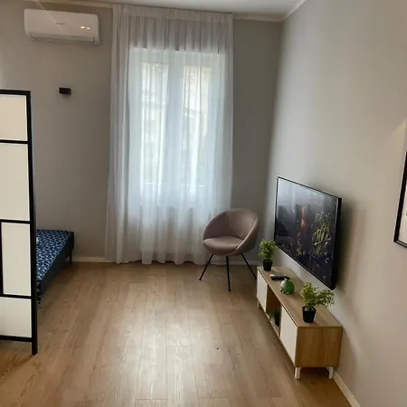 Modern In Center *