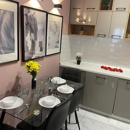 Modern In Center Apartment